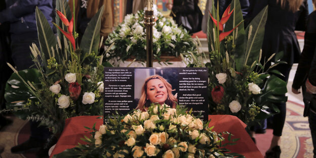 Blumenkranz auf der Beerdigung der ermordetetn Journalistin Viktoria Marinova. Blumenkranz auf der Beerdigung der ermordetetn Journalistin Viktoria Marinova.