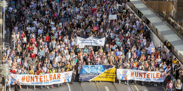 Teilnehmer der "Unteilbar"-Demo