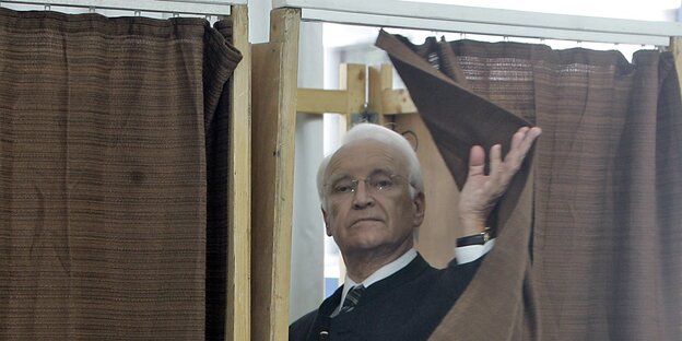Edmund Stoiber schiebt einen Vorhang zur Seite Edmund Stoiber schiebt einen Vorhang zur Seite