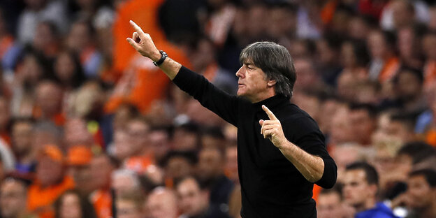 Joachim Löw gestikuliert Joachim Löw gestikuliert