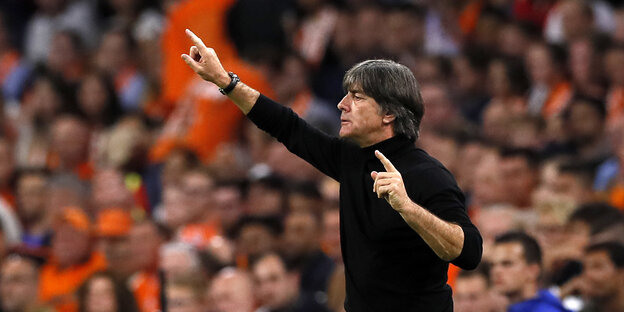 Joachim Löw gestikuliert