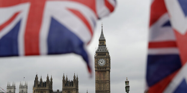 der Big Ben dafür Großbritannienfahnen der Big Ben dafür Großbritannienfahnen