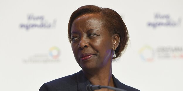 Eine Frau, Louise Mushikiwabo Eine Frau, Louise Mushikiwabo