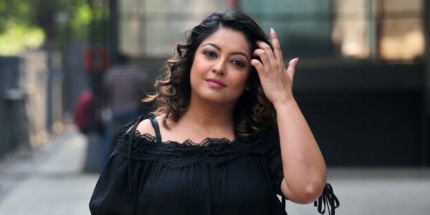 Ein dunkelhaarige Frau, die Schauspielerin Tanushree Dutta, schaut in die Kamera Ein dunkelhaarige Frau, die Schauspielerin Tanushree Dutta, schaut in die Kamera