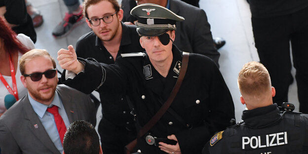 Martin Sonneborn, verkleidet als Stauffenberg, auf der Frankfurter Buchmesse. Martin Sonneborn, verkleidet als Stauffenberg, auf der Frankfurter Buchmesse.