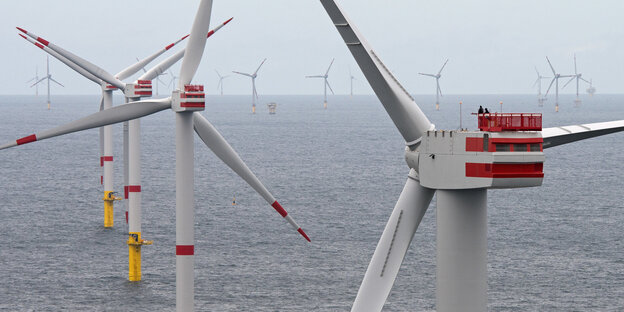 Mehrere Windräder in der Nordsee Mehrere Windräder in der Nordsee