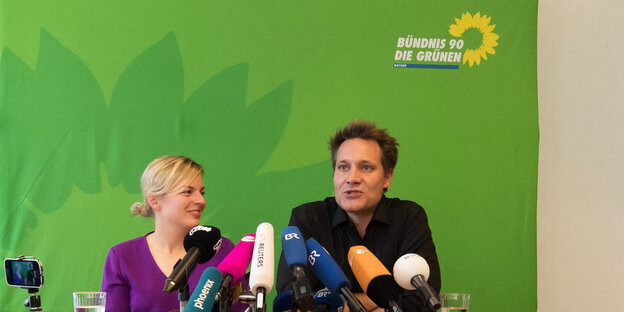 Die Spitzenkandidaten von Bündnis 90/Die Grünen, Katharina Schulze und Ludwig Hartmann, geben eine Pressekonferenz vor einem grünen Tuch Die Spitzenkandidaten von Bündnis 90/Die Grünen, Katharina Schulze und Ludwig Hartmann, geben eine Pressekonferenz vor einem grünen Tuch