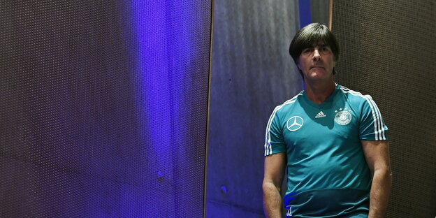 Trainer Joachim Löw wartet auf den Beginn der Pressekonferenz Trainer Joachim Löw wartet auf den Beginn der Pressekonferenz