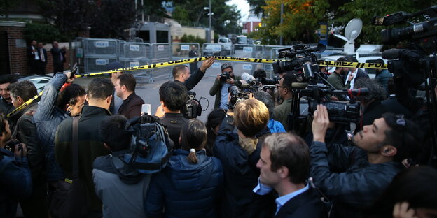 JournalistInnen stehen und Filmen auf der Straße vor dem saudiarabischen Konsulat in Istanbul