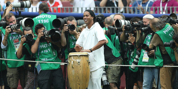 Ronaldinho trommelt vor Fotografen Ronaldinho trommelt vor Fotografen