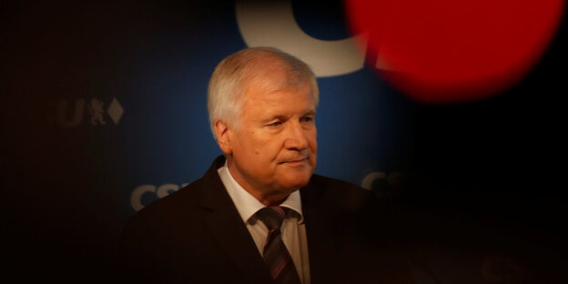 Seehofer guckt nachdenklich Seehofer guckt nachdenklich
