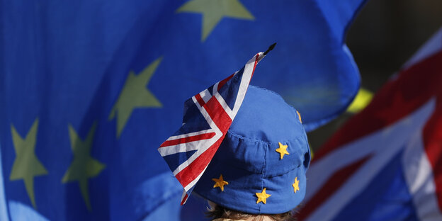 Frau mit EU-Hut und britischer Flagge Frau mit EU-Hut und britischer Flagge