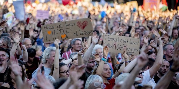 ·Hass ist krass, Liebe ist krasser" steht bei der Abschlusskundgebung der Demonstration gegen Rassismus und Rechtsruck mit dem Motto „Unteilbar“ ·Hass ist krass, Liebe ist krasser" steht bei der Abschlusskundgebung der Demonstration gegen Rassismus und Rechtsruck mit dem Motto „Unteilbar“