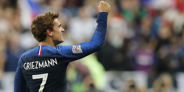 Ein Fußballer ballt seine Hand zur Faust. Es ist Antoine Griezmann Ein Fußballer ballt seine Hand zur Faust. Es ist Antoine Griezmann