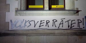 Schmiererei neben Karen Larischs Haus: Dort steht Volksverräter Schmiererei neben Karen Larischs Haus: Dort steht Volksverräter