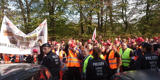 Demenostranten mit Warnwesten und Plakaten Demenostranten mit Warnwesten und Plakaten