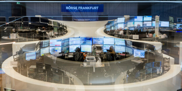 Ein verschwommenes Bild aus der Frankfurter Börse Ein verschwommenes Bild aus der Frankfurter Börse