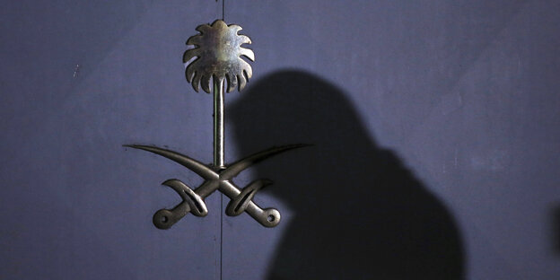 Umrisse eines Gerichtsmediziniers vorm saudi-arabischen Konsulat Umrisse eines Gerichtsmediziniers vorm saudi-arabischen Konsulat