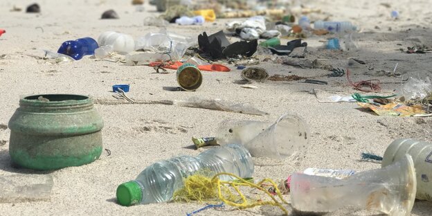 Plastik an einem Strand in Thailand Plastik an einem Strand in Thailand
