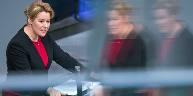 Franziska Giffey an einem Rednerpult Franziska Giffey an einem Rednerpult