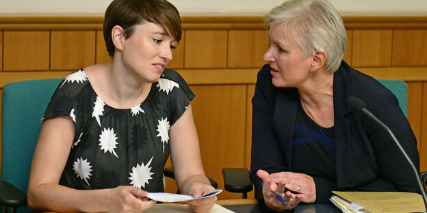 Sigi Maurer vor Gericht, mit Anwältin Sigi Maurer vor Gericht, mit Anwältin