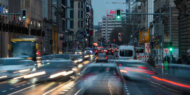 Straßenverkehr in der Großstadt Straßenverkehr in der Großstadt