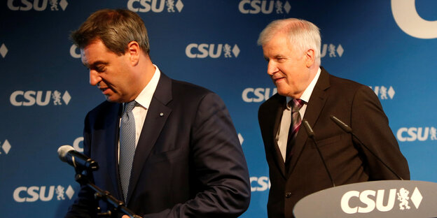 Söder und Seehofer verlassen eine Bühne Söder und Seehofer verlassen eine Bühne