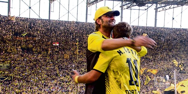 Jürgen Klopp umarmt Mario Götze Jürgen Klopp umarmt Mario Götze