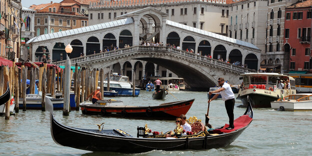 Touristen werden in Gondeln durch Venedig kutschiert. Touristen werden in Gondeln durch Venedig kutschiert.
