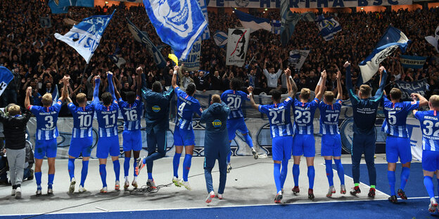Hertha-Spieler jubeln vor Fans Hertha-Spieler jubeln vor Fans