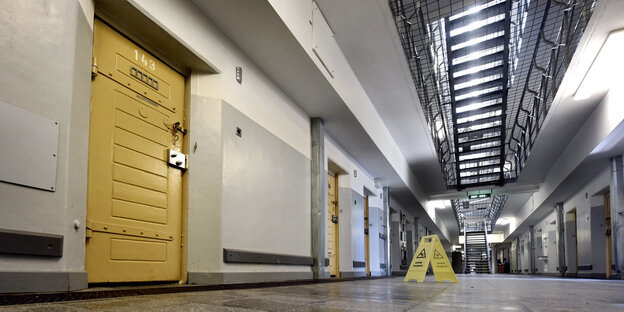 Im Gefängnis in Kleve sind auf einem Gang mehrere Zellentüren zu sehen Im Gefängnis in Kleve sind auf einem Gang mehrere Zellentüren zu sehen