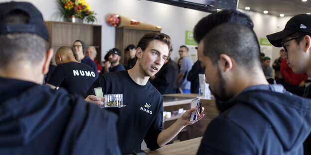 In Kanada präsentiert ein Mann anderen Männern Cannabis In Kanada präsentiert ein Mann anderen Männern Cannabis