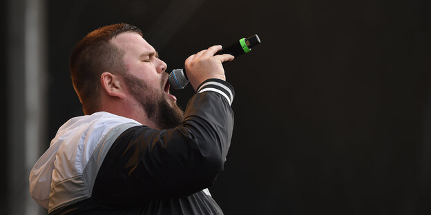 Feine Sahne Fischfilet Sänger Jan „Monchi“ Gorkow singt bei Konzert Feine Sahne Fischfilet Sänger Jan „Monchi“ Gorkow singt bei Konzert