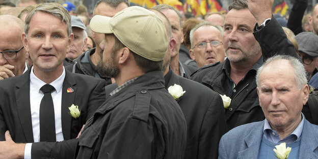 In Chemnitz stehen AfD-Politiker Björn Höcke und Pegida-Gründer Lutz Bachmann stehen an der Spitze einer Menschenmenge In Chemnitz stehen AfD-Politiker Björn Höcke und Pegida-Gründer Lutz Bachmann stehen an der Spitze einer Menschenmenge