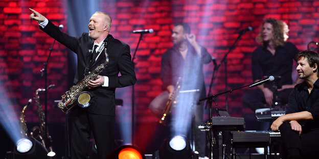 Stefan Raab spielt Saxofon Stefan Raab spielt Saxofon