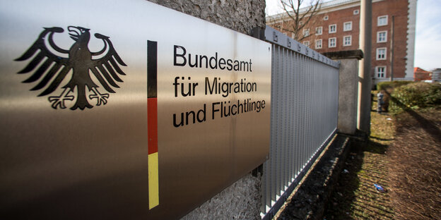 Ein Schild am Eingang weist auf das Bundesamt für Migration und Flüchtlinge hin Ein Schild am Eingang weist auf das Bundesamt für Migration und Flüchtlinge hin