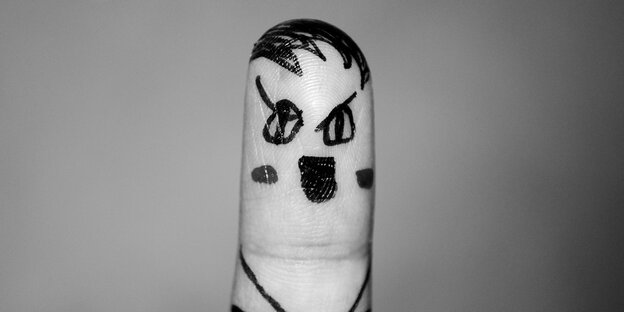 Auf einem Finger ist ein Adolf Hitler gezeichnet Auf einem Finger ist ein Adolf Hitler gezeichnet