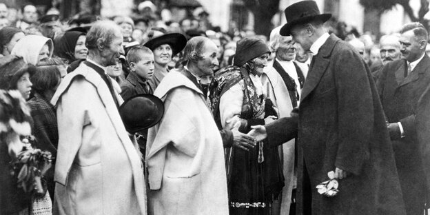 Historische Aufnahme: Präsident Tomáš Masaryk bei der Begrüßung in Hodonin Historische Aufnahme: Präsident Tomáš Masaryk bei der Begrüßung in Hodonin