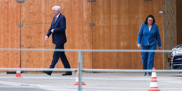 Horst Seehofer und Andrea Nahles laufen voneinander weg Horst Seehofer und Andrea Nahles laufen voneinander weg