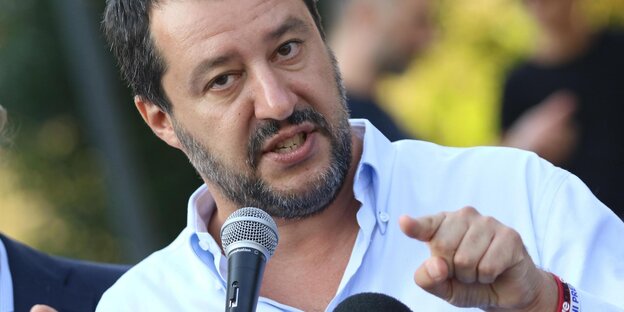 Matteo Salvini guckt bedrohlich und zeigt mit dem Finger in die Kamera Matteo Salvini guckt bedrohlich und zeigt mit dem Finger in die Kamera