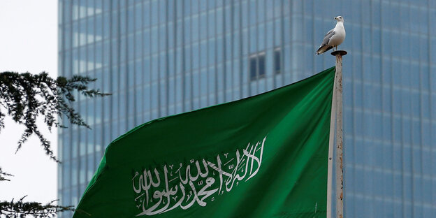 Die saudische Fahne, oben auf ein Vogel Die saudische Fahne, oben auf ein Vogel