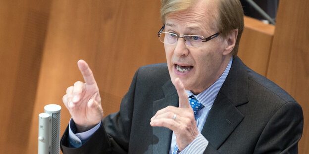 Peter Biesenbach gestikuliert am Mikro Peter Biesenbach gestikuliert am Mikro