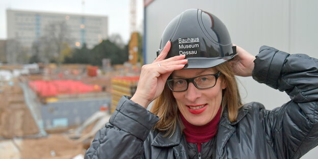 eine Frau mit einem Bauhelm auf dem Kopf