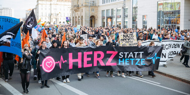 Spitze eines Demozuges mit dem Fronttransparent "Herz statt Hetze"