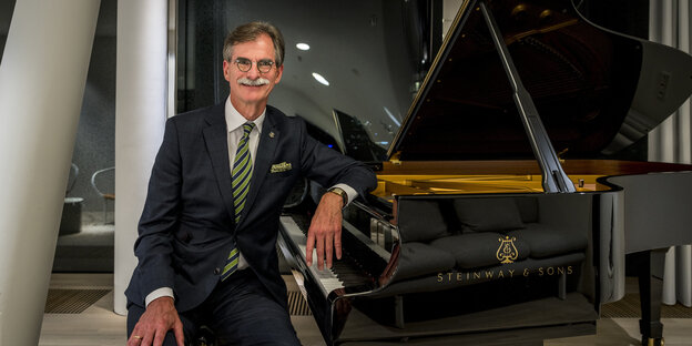 Gerrit Glaner sitzt an einem Steinway-Flügel. Gerrit Glaner sitzt an einem Steinway-Flügel.