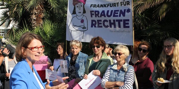 Priska Hinz steht vor einer Menge von DemonstrantInnen Priska Hinz steht vor einer Menge von DemonstrantInnen