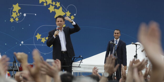 Giuseppe Conte spricht auf einer Bühne Giuseppe Conte spricht auf einer Bühne