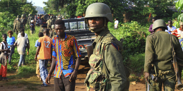 Massaker in Beni (Kongo): Zivilisten und Soldaten auf einem Feldweg Massaker in Beni (Kongo): Zivilisten und Soldaten auf einem Feldweg