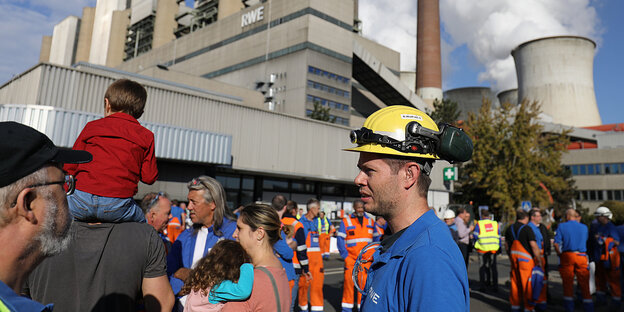 RWE-Mitarbeiter demonstrieren vor einem Kraftwerk RWE-Mitarbeiter demonstrieren vor einem Kraftwerk