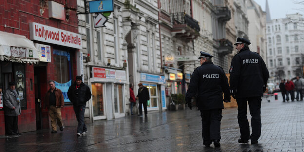 Zwei Polizisten gehen durch St. Georg. Zwei Polizisten gehen durch St. Georg.